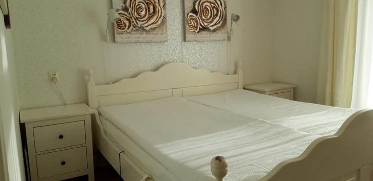 Te koop--in prijs verlaagd , grenen bed 180x200. kleur wit., Huis en Inrichting, Slaapkamer | Bedden, Gebruikt, Tweepersoons, 180 cm