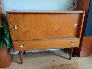 Vintage Teak Kabinet met Schuifdeuren beschikbaar voor biedingen