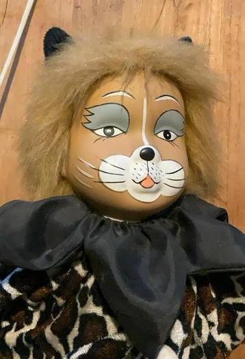 Pop van kat met porseleinen hoofd beschikbaar voor biedingen