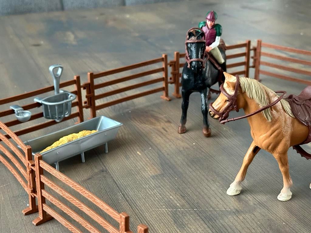 Speelgoed paardenstal met paarden en accessoires, Ophalen of Verzenden, Zo goed als nieuw