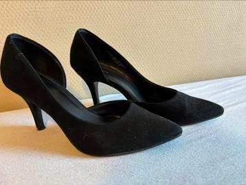 Zwarte pumps beschikbaar voor biedingen