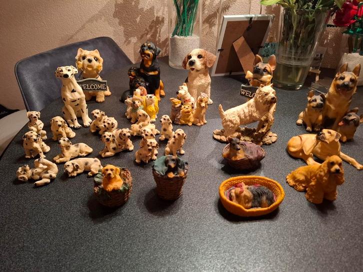Hondenbeeldjes Collectie, Tuin en Terras, Tuinbeelden, Zo goed als nieuw, Dierenbeeld, Kunststof, Ophalen
