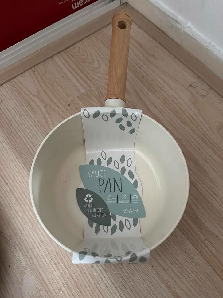 Nieuwe Sauspan - 18cm - Aluminium, Huis en Inrichting, Keuken | Potten en Pannen, Nieuw, Koekenpan of Braadpan, Aluminium, Inductieplaat