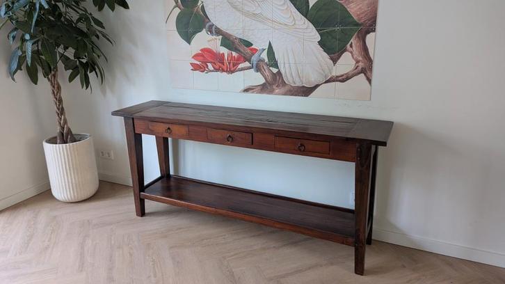 Mooie massief houten sidetable met 3 lades en onderplank, Huis en Inrichting, Tafels | Sidetables, Zo goed als nieuw, 25 tot 50 cm