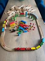 Houten treinbaan met treintjes, bomen, brug en meer, Kinderen en Baby's, Speelgoed | Houten speelgoed, Overige typen, Gebruikt