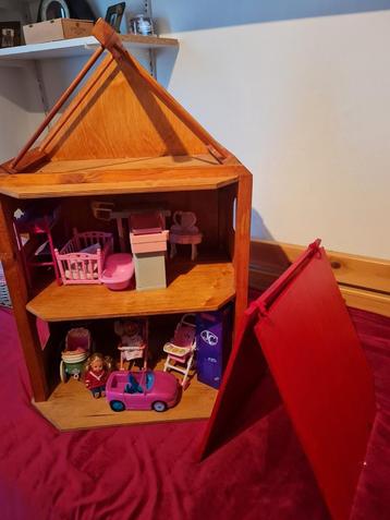 Groot houten poppenhuis. beschikbaar voor biedingen