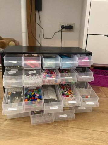 Ladekast met kralen inhoud beschikbaar voor biedingen