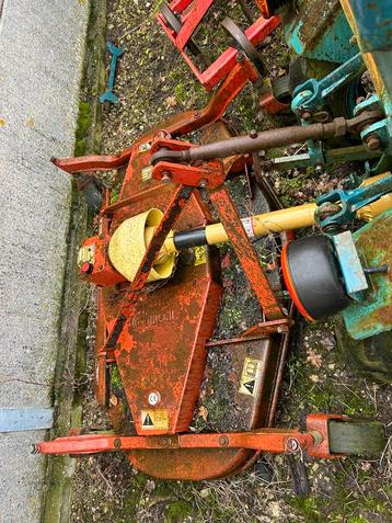 Werktuigen voor trekker beschikbaar voor biedingen