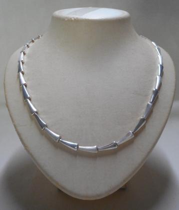 Zilveren massief modernist collier nr.811 beschikbaar voor biedingen