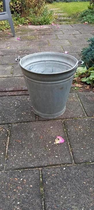 Zinken emmer beschikbaar voor biedingen