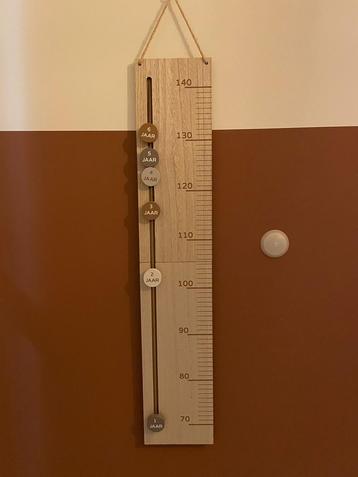 Houten groeimeter beschikbaar voor biedingen
