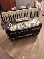 Sylvio soprani 120 bas ., Muziek en Instrumenten, Accordeons, Gebruikt, Met koffer, 120-bas, Ophalen