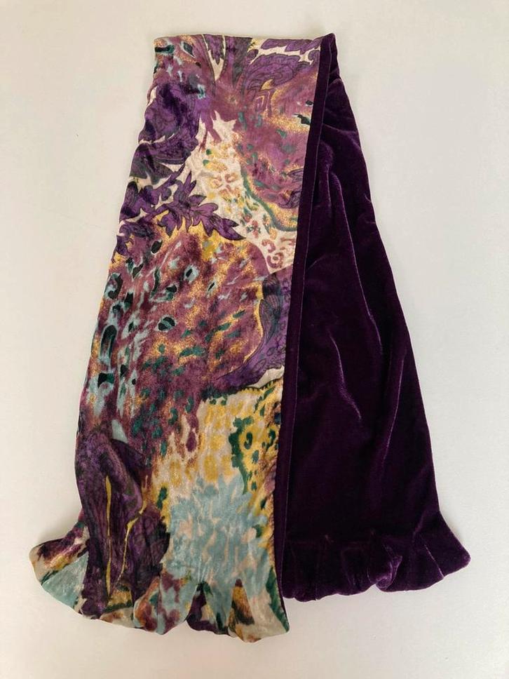 Prachtige Sjaal Fluweel Klassiek met stijlvol dessin Print, Kleding | Dames, Mutsen, Sjaals en Handschoenen, Zo goed als nieuw