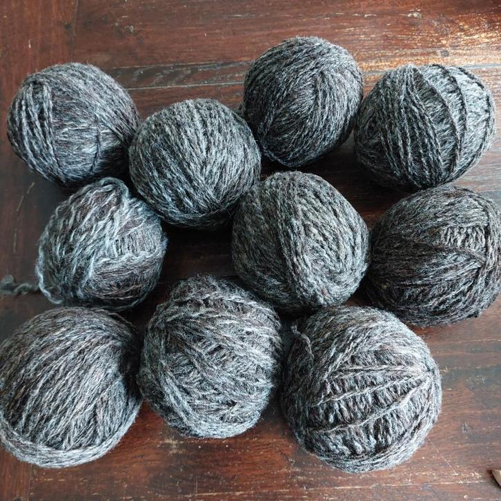 Handgesponnen Blauwe Texelaar Wol - 965 gram, Hobby en Vrije tijd, Breien en Haken, Ophalen of Verzenden