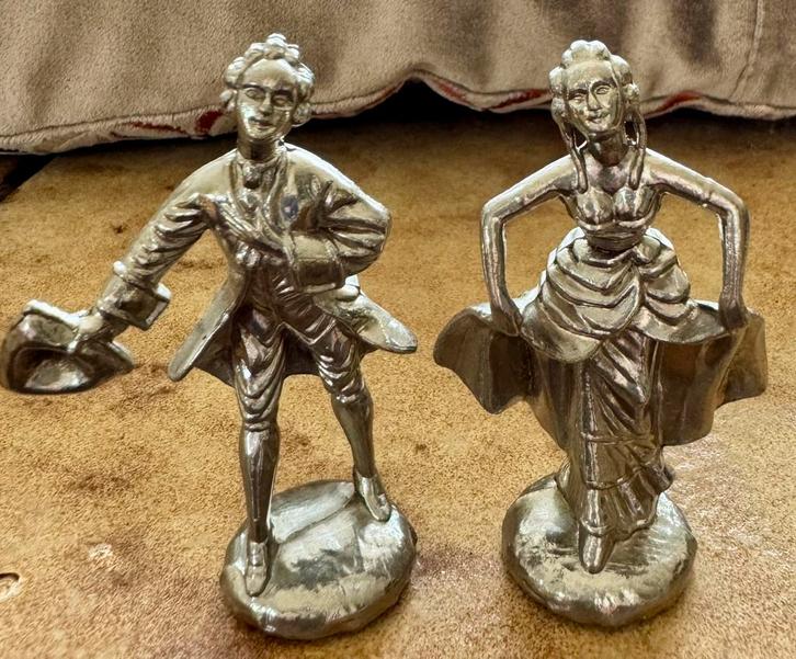 Metalen beeldjes dansend groetend paar, Verzamelen, Beelden en Beeldjes, Zo goed als nieuw, Overige typen, Ophalen of Verzenden