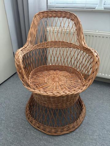 Vintage rotan stoel beschikbaar voor biedingen