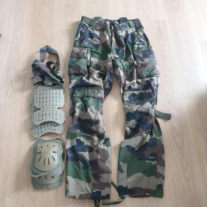 Franse T4 Félin gevechtsbroek met kniestukken, Verzamelen, Militaria | Algemeen, Landmacht, Overige gebieden, Ophalen of Verzenden