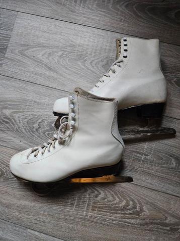 Kunstschaatsen maat 40 beschikbaar voor biedingen