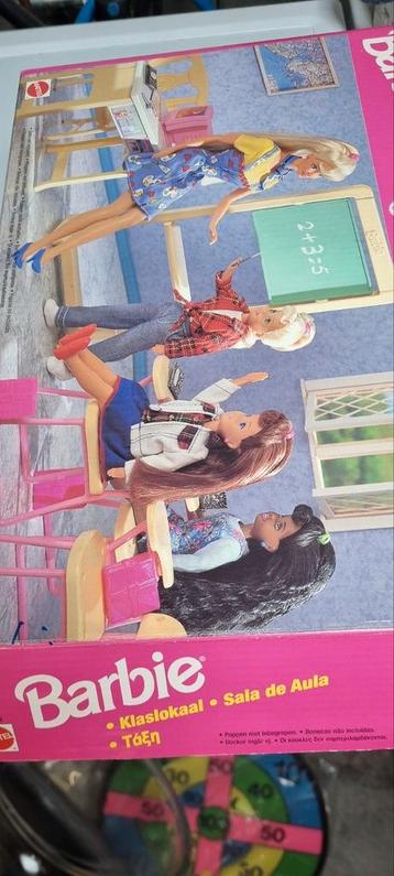 barbie schooltje kralen set en serviesje  beschikbaar voor biedingen