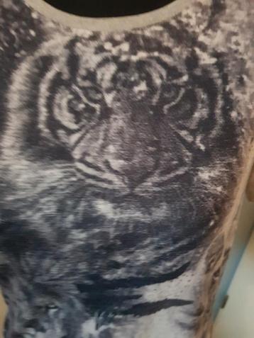 Nieuw grijs Geisha t-shirt met stoere dierenprint
Maat S beschikbaar voor biedingen