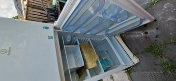 GRATIS!! Indesit koelvrieskast beschikbaar voor biedingen