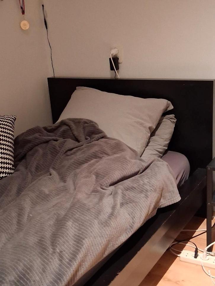 Eenpersoonsbed 90200, Huis en Inrichting, Slaapkamer | Bedden, Zo goed als nieuw, Eenpersoons, 90 cm, 200 cm, Hout, Zwart, Ophalen