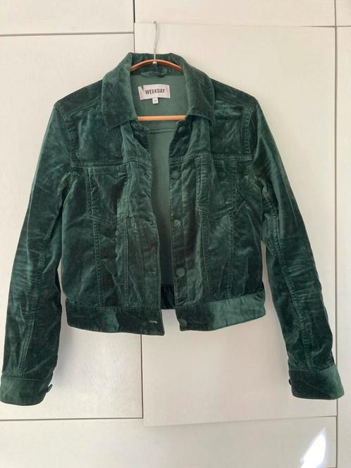 Groen fluweel jasje van weekday maat 38, Kleding | Dames, Jasjes, Kostuums en Pakken, Zo goed als nieuw, Maat 38/40 (M), Groen