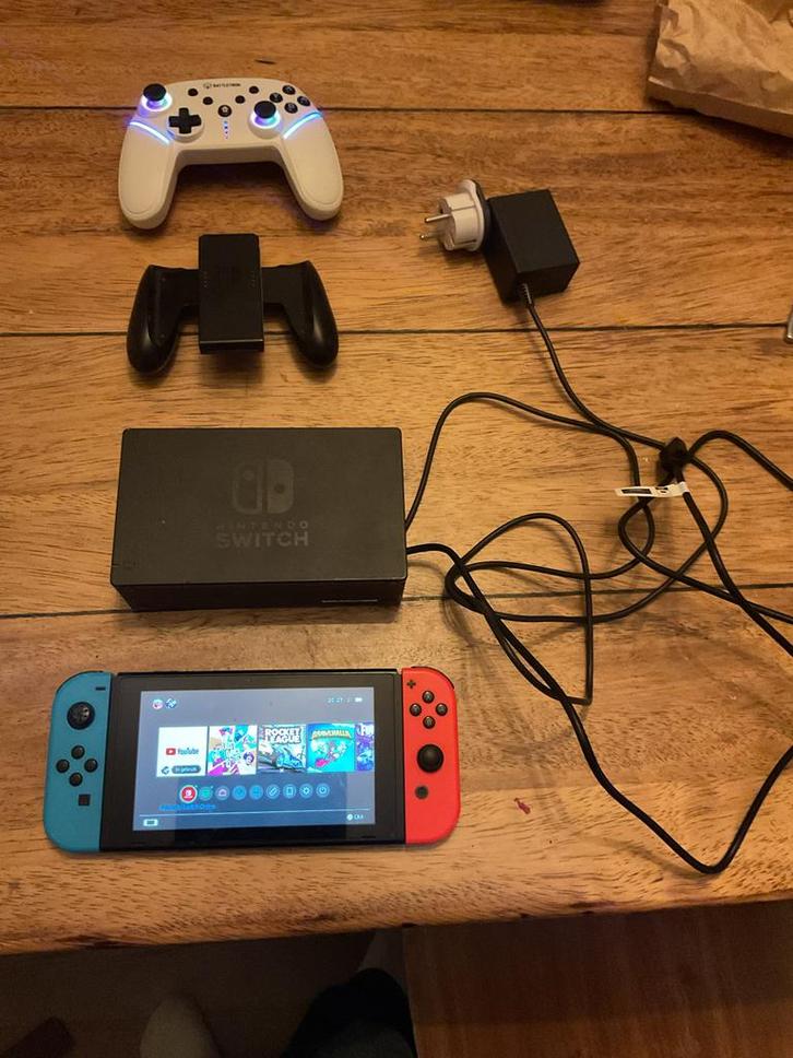 Nintendo Switch + Just Dance 2021 + Extra Controller, Spelcomputers en Games, Games | Nintendo Switch, Gebruikt, Muziek, 3 spelers of meer