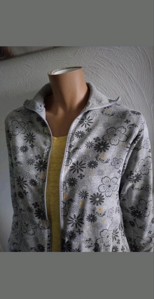 Leuk grijs sportief vest van de Hema maat S
+ top Street one, Kleding | Dames, Truien en Vesten, Gedragen, Maat 38/40 (M), Grijs