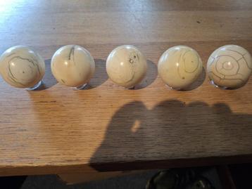5 antieke ivoren biljartballen ( voor 1920 ) beschikbaar voor biedingen