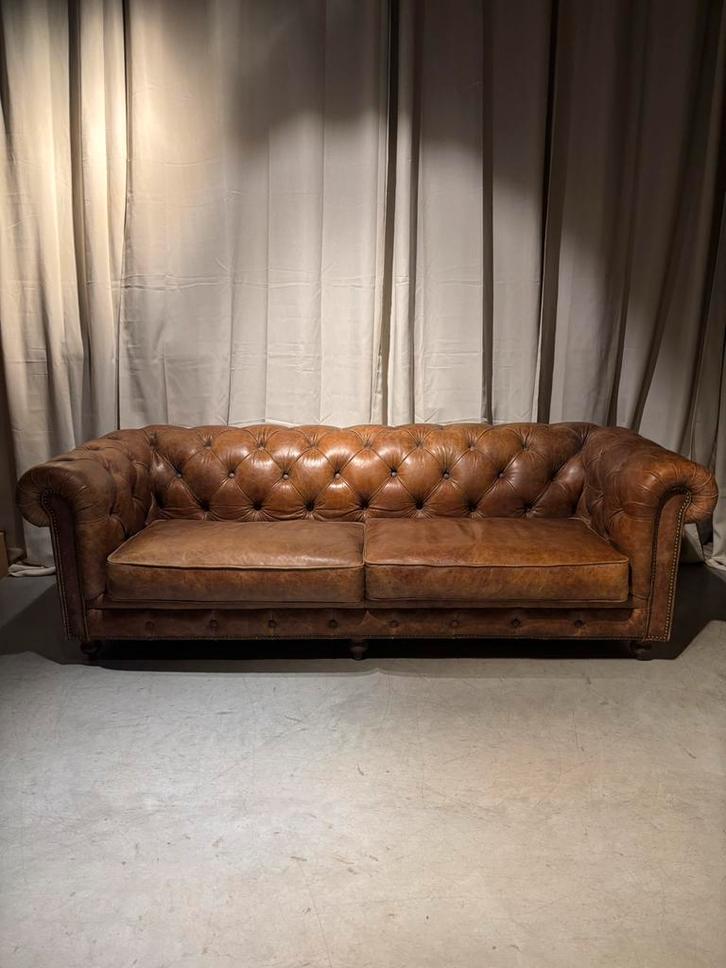 Stijlvolle Chesterfield Cognac Bruin Leren Bank, Huis en Inrichting, Banken | Bankstellen, Zo goed als nieuw, Rechte bank, Driepersoons