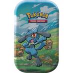 Pokemon Mini Riolu Tin met mix 50 standaard kaarten, Ophalen of Verzenden, Zo goed als nieuw, Meerdere kaarten