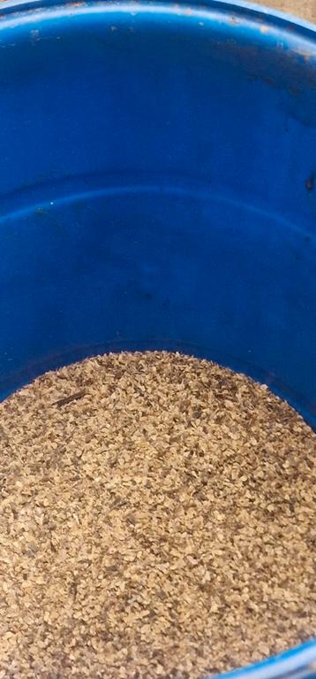 Hoornspaanders 25-30 kg in grote blauwe ton met deksel beschikbaar voor biedingen