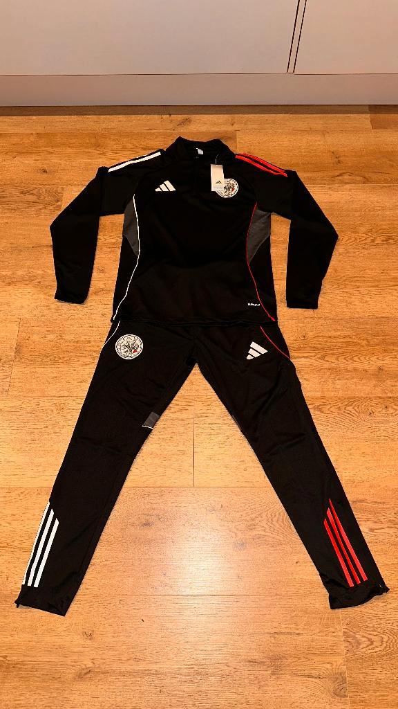 Ajax trainingspak 25/26 maat 12, Kinderen en Baby's, Kinderkleding | Maat 140, Nieuw, Jongen of Meisje, Sport- of Zwemkleding