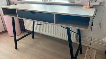 Bureau/Bijzet tafeltje/tafel met 2 vakken en 1 lade beschikbaar voor biedingen