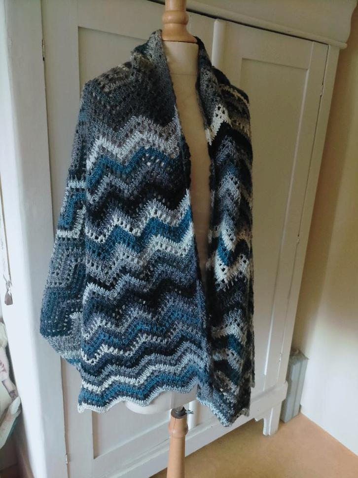 Grote gehaakte sjaal omslagdoek in blauw grijs wit zwart, Kleding | Dames, Mutsen, Sjaals en Handschoenen, Gedragen, Sjaal, Maat 46/48 (XL) of groter