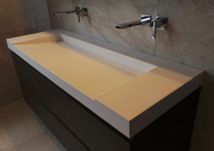 Wasbak 140 x 45 wit solid surface, chrome drain, 2 gaten, Huis en Inrichting, Badkamer | Badkamermeubels, Nieuw, Wasbak of Wastafel