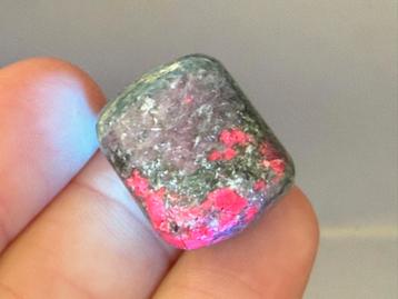 Robijn im Fuchsiet broekzaksteen mineralen UV actief beschikbaar voor biedingen