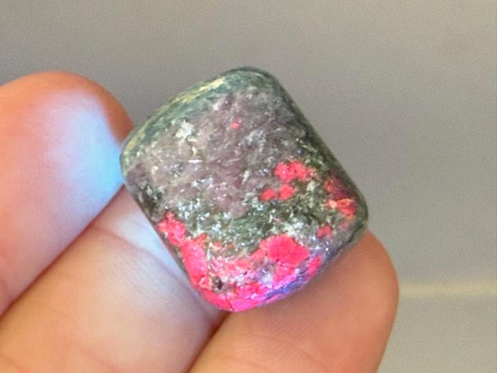 Robijn im Fuchsiet broekzaksteen mineralen UV actief, Verzamelen, Mineralen en Fossielen, Mineraal, Ophalen of Verzenden