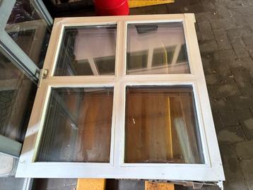 3 houten ramen te koop – dubbel glas beschikbaar voor biedingen