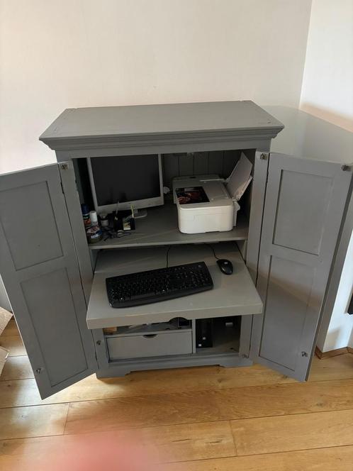 Stijlvolle grijze computerkast – praktisch op te bergen, Huis en Inrichting, Kasten | Computermeubels, Gebruikt, 70 tot 120 cm