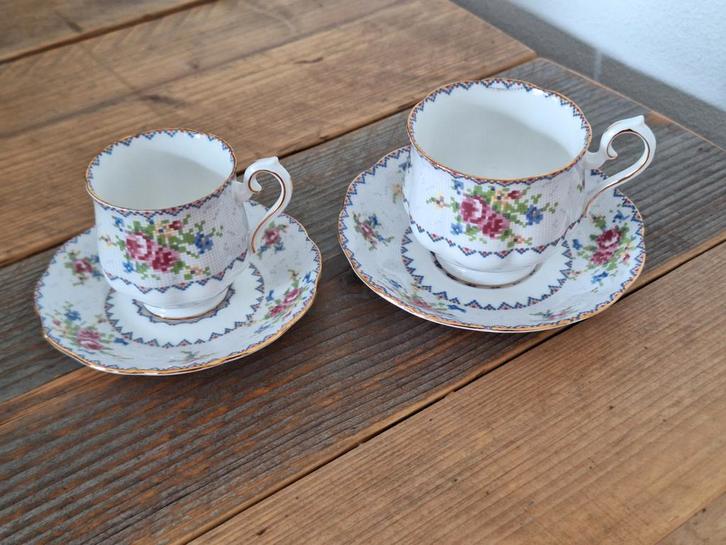 Royal Albert Petit Point Kop en Schotel Set van 2, Huis en Inrichting, Keuken | Servies, Gebruikt, Kop(pen) en/of Schotel(s), Overige stijlen