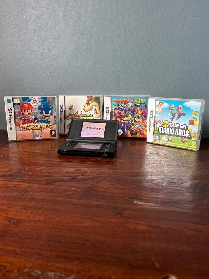 Nintendo DSi Zwart - Goede Staat plus games, Spelcomputers en Games, Spelcomputers | Nintendo DS, Gebruikt, Dsi, Zwart, Ophalen of Verzenden