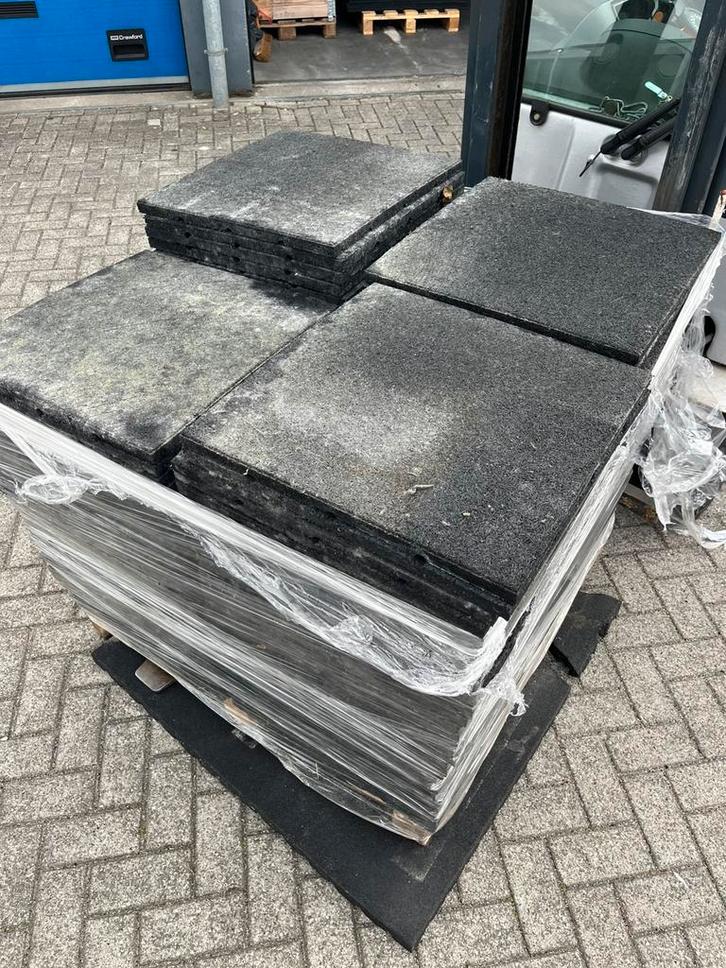 Rubberen tegels 50 x 50 x 2,5 cm met vlekjes mat matten, Tuin en Terras, Tegels en Klinkers, Gebruikt, Overige typen, Rubber, Ophalen of Verzenden