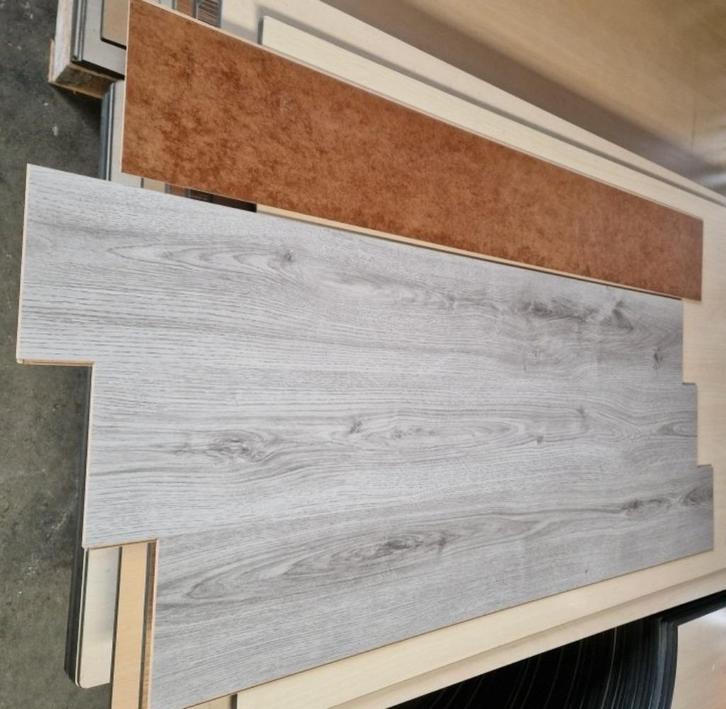 Circa 25 m2 gebruikte laminaat grijze kleur., Huis en Inrichting, Stoffering | Vloerbedekking, Gebruikt, Laminaat, Grijs, 25 tot 50 m²