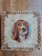 Antieke wandtegel met hond - Keragres, Antiek en Kunst, Antiek | Wandborden en Tegels, Ophalen of Verzenden
