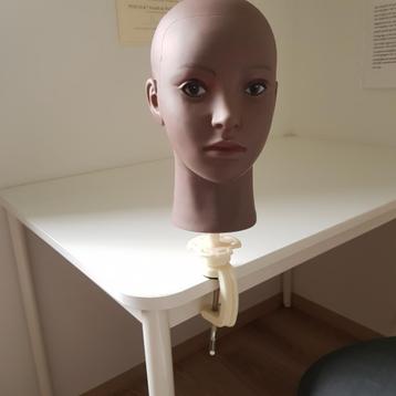 Hoofd voor pruik of haarstukje met tafelsteun beschikbaar voor biedingen