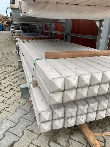 Betonpalen & Onderplaten voor hout/beton schutting beschikbaar voor biedingen