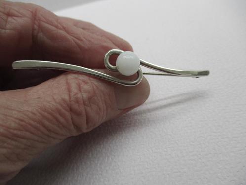 Zilveren aparte oude broche met witte glas steen echt zilver, Sieraden, Tassen en Uiterlijk, Antieke sieraden, Broche, Zilver