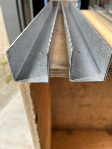 Nieuwe metalen U profielen 620x40x40x4mm (8 stuks) beschikbaar voor biedingen
